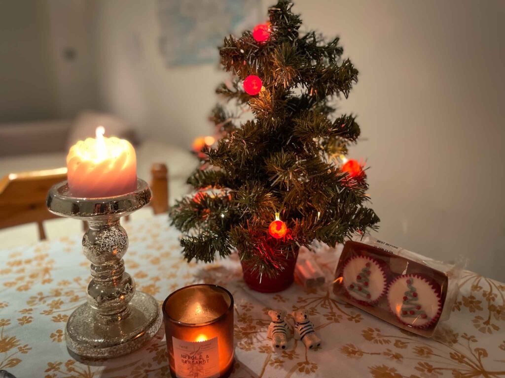 ミニクリスマスツリーと蝋燭が灯った我が家のテーブル