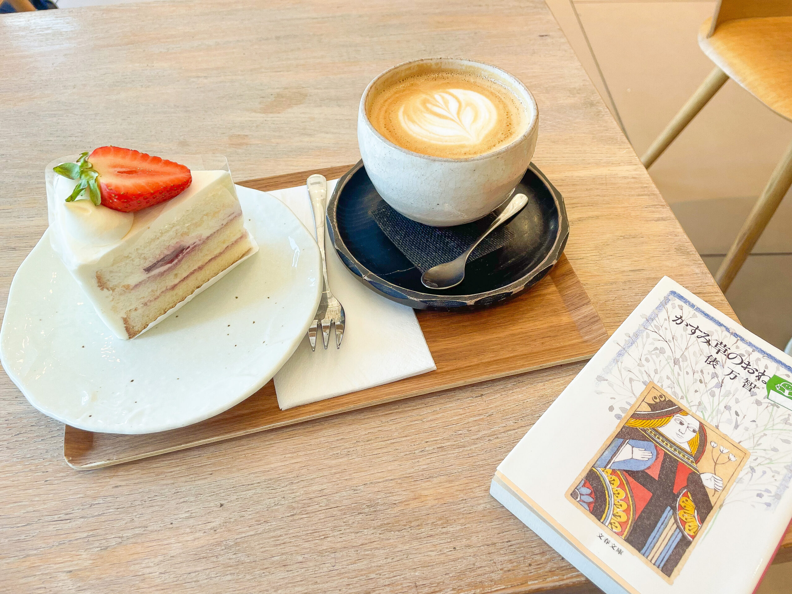 西ロンドンのWAcafeのケーキとコーヒーと小説